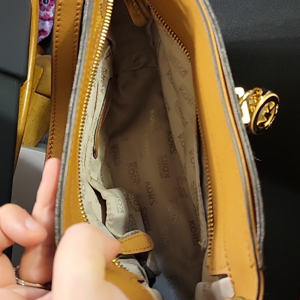 MK crossbody bag - Picture 2 of 8